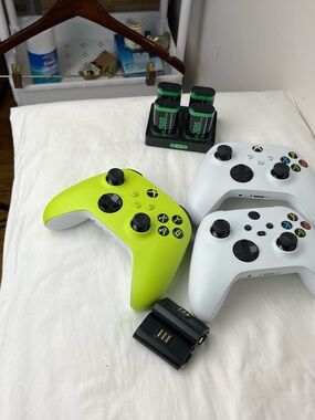 Wireless Controller Bundle - White & Volt Green comes with Battery packs